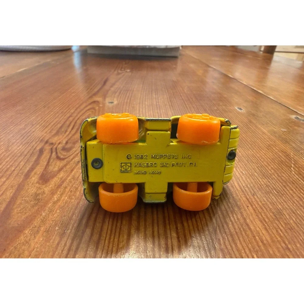 Vintage 1982 Hasbro Sesame Street Oscar the Grouch Diecast Garbage Truck Toy